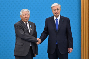 Фотография к новости: Токаев вручил госнаграды за вклад в развитие нефтегазовой отрасли