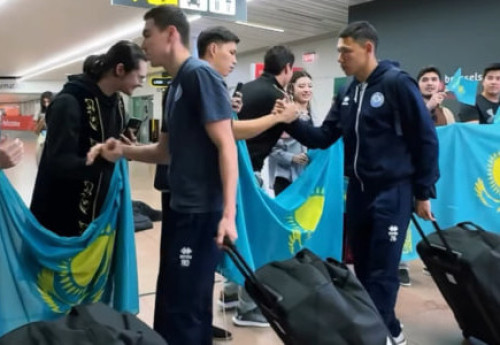 Фотография к новости: Сборную Казахстана по футболу в Брюсселе встретили с домброй и флагами