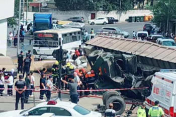 Фотография к новости: ДТП в Баку: число погибших при падении грузовика с моста возросло до трёх