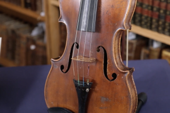 Фотография к новости: Первая скрипка Эйнштейна уйдёт с молотка за 405 тысяч долларов США