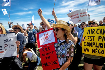 Фотография к новости: Канадские бортпроводники отказались от повышения зарплат