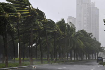 Фотография к новости: На Хайнане объявлен режим ЧС из-за тайфуна "Тапа"