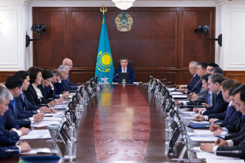 Фотография к новости: Бектенов поручил ускорить цифровизацию и модернизацию ключевых отраслей экономики