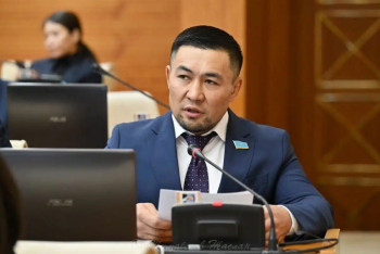 Фотография к новости: Депутат поздравил свою маму с днём рождения на заседании Мажилиса