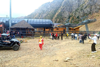 Фотография к новости: На "Шымбулаке" эвакуировали туристов после остановки канатной дороги