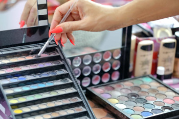 Фотография к новости: Жительницу Астаны оштрафовали за макияж на мемориале