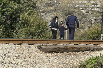 Фотография к новости: Сотни казахстанцев оказались на рельсах — поезда вынуждены экстренно тормозить