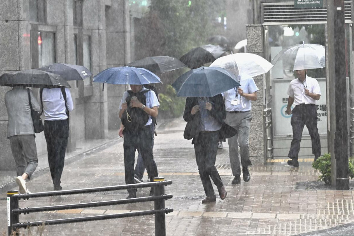 В Токио мощные ливни обесточили город и унесли жизнь человека