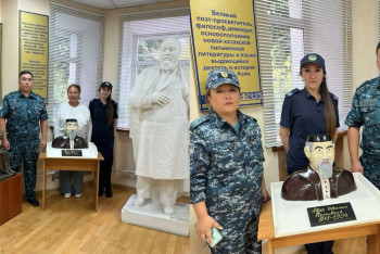 Фотография к новости: Осужденные создали бюст Абая и передали его в музей