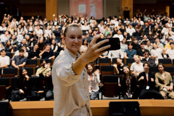 Фотография к новости: Рыбакина вернулась в Алматы и встретилась с болельщиками