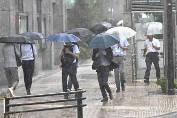 В Токио мощные ливни обесточили город и унесли жизнь человека