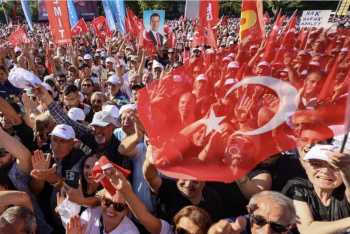 Фотография к новости: В Анкаре десятки тысяч человек вышли на протест против Эрдогана
