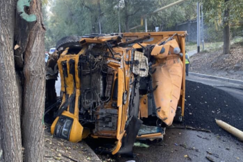 Фотография к новости: В Алматы грузовик протаранил газопровод и перевернулся на дороге