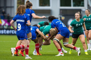 Фотография к новости: Французскую регбистку дисквалифицировали за укус соперницы