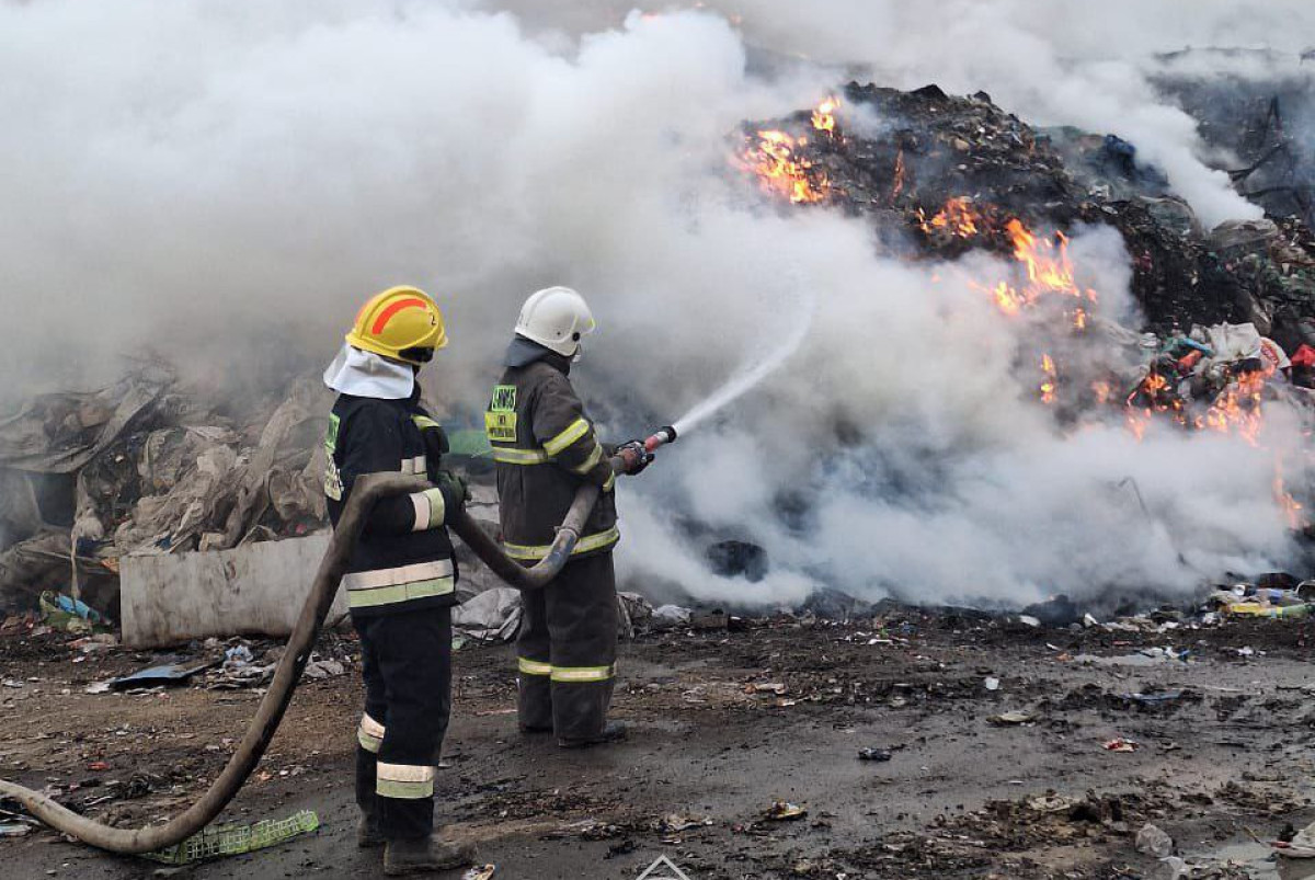 Свалка горит в Алматинской области: огонь не сбавляет обороты