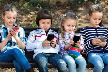 Фотография к новости: Депутат предложил ограничить использование смартфонов в школах