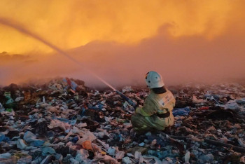 Спасатели продолжают тушить пожар на полигоне ТБО в Алматинской области