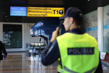 Фотография к новости: Мужчин в наручниках сняли с рейса "Астана – Актобе"