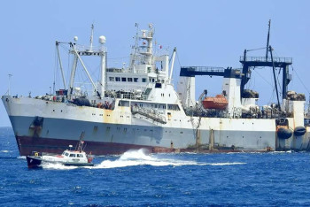 Фотография к новости: Корабль протаранил траулер у берегов Мавритании, моряки пропали без вести