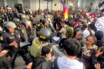 Фотография к новости: В Перу протесты переросли в столкновения с полицией