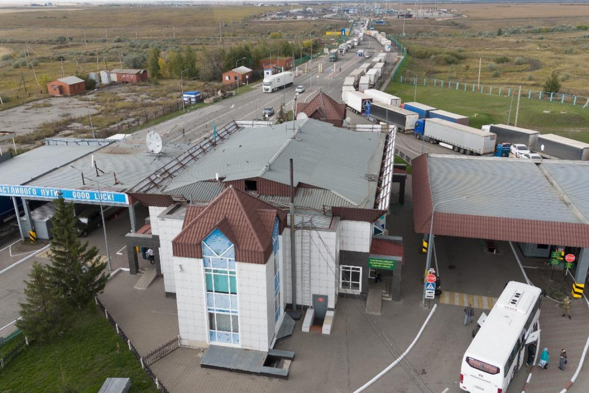 Граница Казахстана и России парализована очередями из грузовиков
