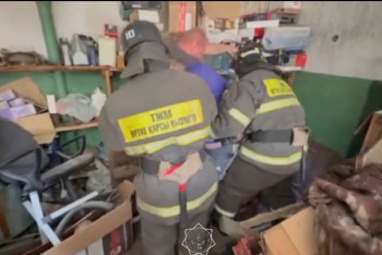 В Караганде спасатели помогли мужчине выбраться из подвала гаража