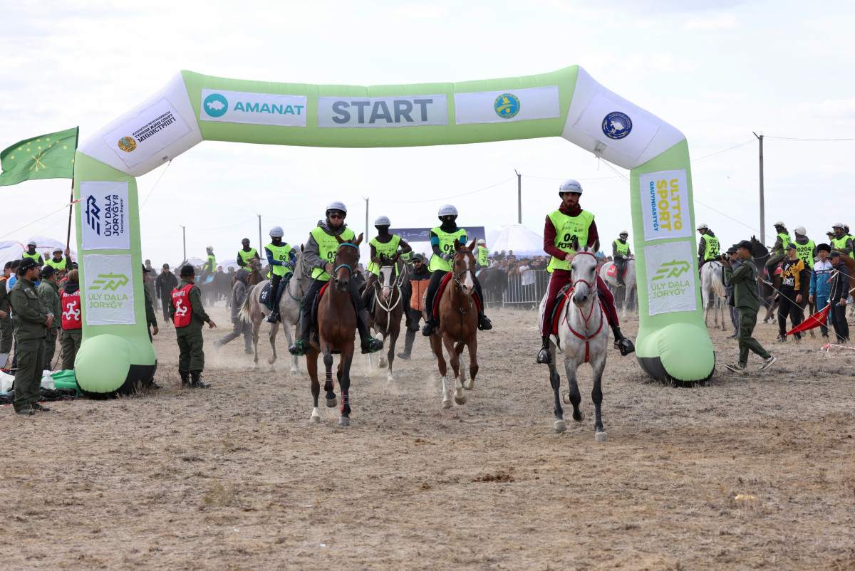 90 всадников принимают учатие в конном марафоне "Ұлы дала жорығы"