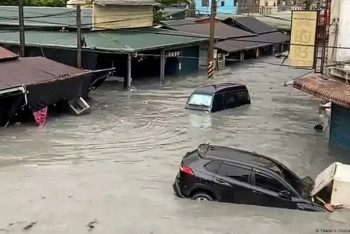 Фотография к новости: Супертайфун "Рагаса" унес десятки жизней в Азии