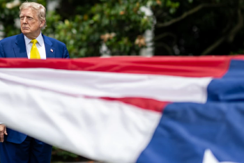 Фотография к новости: Трамп обратился в Верховный суд с требованием отменить гражданство по рождению