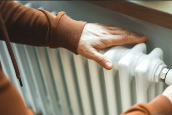 Фотография к новости: "Люди продолжают мёрзнуть": аким Караганды жёстко раскритиковал работу КСК и ОСИ