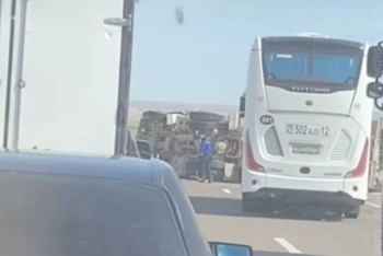 На трассе Актау – Жетыбай перевернулась фура