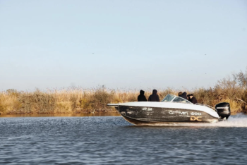 Фотография к новости: В Атырауской области браконьеры пытались уйти от пограничников, протаранив их катер
