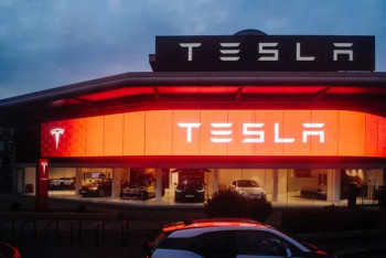Протесты против экономии во Франции дошли до Tesla — автосалон захватили активисты