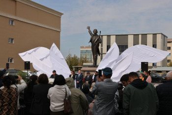 Фотография к новости: Президент направил поздравление по случаю открытия памятника Нургисе Тлендиеву
