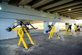 Под мостом в Триатлон парке Астаны оборудовали воркаут и йога-зону