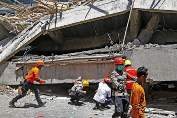 Фотография к новости: В Индонезии при обрушении школы-интерната погибли 14 человек