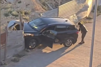 Фотография к новости: В Актау автомобиль после ДТП вылетел на обочину и врезался в забор