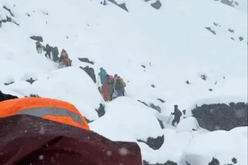 Фотография к новости: Тысяча альпинистов застряли на Эвересте из-за снежного шторма