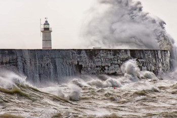Фотография к новости: Шторм "Эми" обрушился на Европу: три человека погибли, тысячи домов обесточены