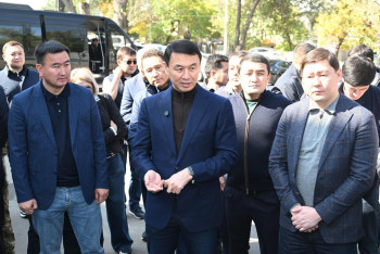 Фотография к новости: Дархан Сатыбалды пообещал лично контролировать переселение алматинцев из ветхого жилья