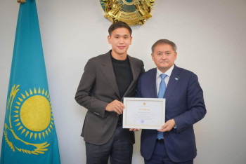 Фотография к новости: Футболисту Шерхану Калмурзе вручили ректорский образовательный грант