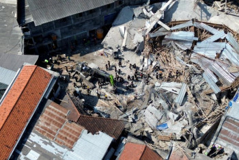 Фотография к новости: Число погибших при обрушении школы в Индонезии достигло 60 человек