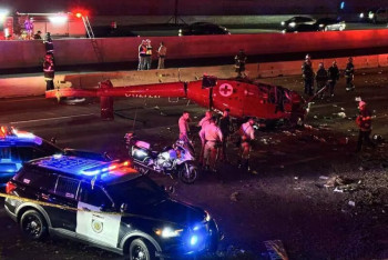 Фотография к новости: Медицинский вертолет рухнул на трассу в США