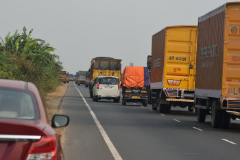 Фотография к новости: Жумангарин и посол России договорились решать проблему скопления грузовиков на границе