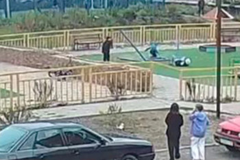 В Караганде на 12-летнего школьника упали качели, мальчик получил перелом ключицы