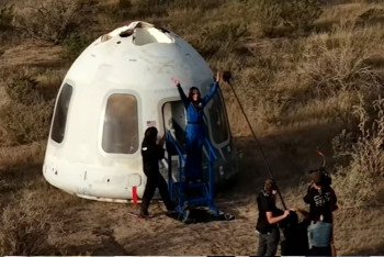 Фотография к новости: Первая казашка в космосе: Дана Карагусова совершила суборбитальный полет с Blue Origin