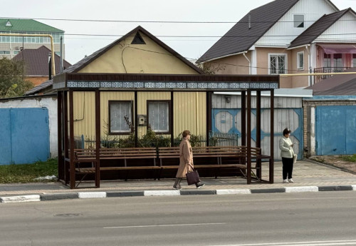 Фотография к новости: "Тёплые" но проблемные: костанайцы жалуются на остановки, где ночуют бездомные
