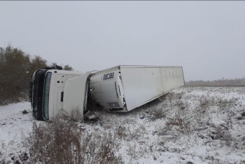 На трассе Щарбакты – Павлодар грузовик съехал в кювет из-за гололёда