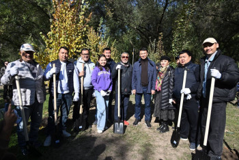 В Алматы в парке "Достык" высадили десятки деревьев