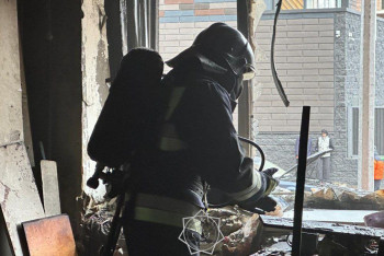 Фотография к новости: Спасатели эвакуировали 33 человека из горящего дома в Караганде